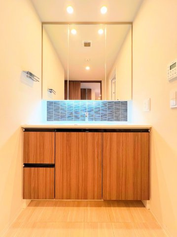 【洗面所】 | ◆ドレッセ横浜　十日市場レジデンス◆ | ◆毎日使う場所だから、機能的で使いやすさに配慮したパウダールーム。すっきりと使えるように収納も豊富にご用意しています。