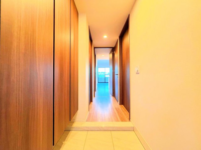 【玄関】 | ◆ドレッセ横浜　十日市場レジデンス◆ | ◆光の渦が溢れた明るい玄関ホール。「おかえり」と「ただいま」が交差するお家の顔とも言える場所は爽やかで心地良い空間となっています。すっきり片付いた玄関で来客時にも自信が持てそう。