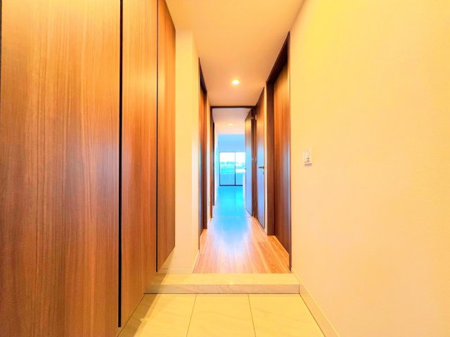 【玄関】 | ◆ドレッセ横浜　十日市場レジデンス◆ | ◆光の渦が溢れた明るい玄関ホール。「おかえり」と「ただいま」が交差するお家の顔とも言える場所は爽やかで心地良い空間となっています。すっきり片付いた玄関で来客時にも自信が持てそう。