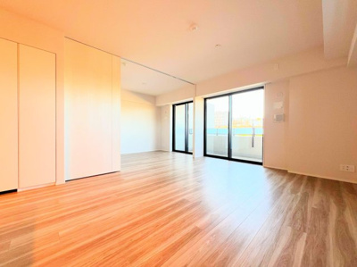 【居間・リビング】 | ◆ドレッセ横浜　十日市場レジデンス◆ | ◆広々としたリビング・ダイニングは、シックでモダンな内装。落ち着いた雰囲気に包まれて、伸びやかな空間のなかで、ゆったりと家族団らんのひとときを過ごせます。