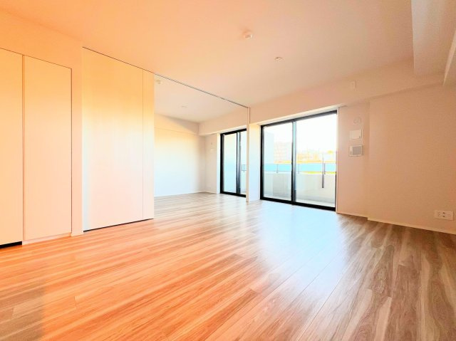 【居間・リビング】 | ◆ドレッセ横浜　十日市場レジデンス◆ | ◆広々としたリビング・ダイニングは、シックでモダンな内装。落ち着いた雰囲気に包まれて、伸びやかな空間のなかで、ゆったりと家族団らんのひとときを過ごせます。