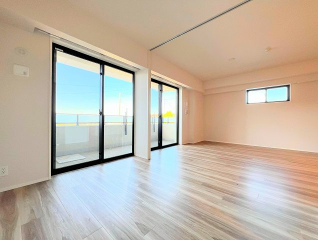 【居間・リビング】 | ◆ドレッセ横浜　十日市場レジデンス◆ | ◆柔らかな色合いのフローリングと清潔感のあふれる白のクロスが明るい空間を創り出しているリビングダイニング。家族の集まる憩いの場にふさわしいです。