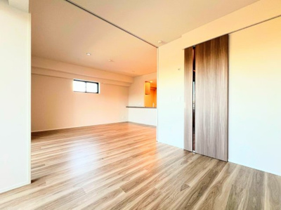 【居間・リビング】 | ◆ドレッセ横浜　十日市場レジデンス◆ | ◆明るく暖かな陽射しが射し込むLDK。隣接する洋室とつなげれば、上質な温もりに包まれる、快適で穏やかなプライベート空間です。