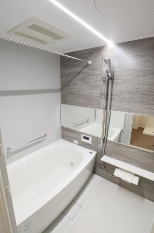 【浴室】 | リベーラガーデンI棟（マリナタワー） | 雨の日でも洗濯に困らない浴室乾燥機、いつでも暖かいお風呂に入れる追い焚き機能付きのバスルームです