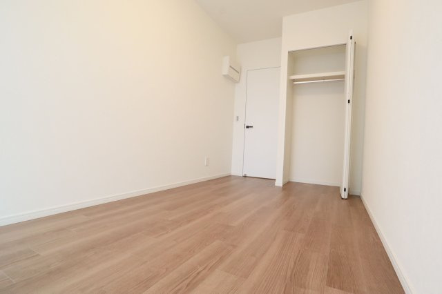 【洋室】 | リベーラガーデンI棟（マリナタワー） | 5.8帖の洋室。洋室はどちらもバルコニーに面しており明るく風通しも良好です