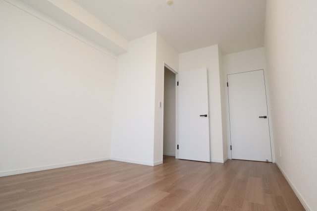 【洋室】 | リベーラガーデンI棟（マリナタワー） | 各部屋にはクローゼットを完備しています！収納が多いお家はすっきりして快適空間です