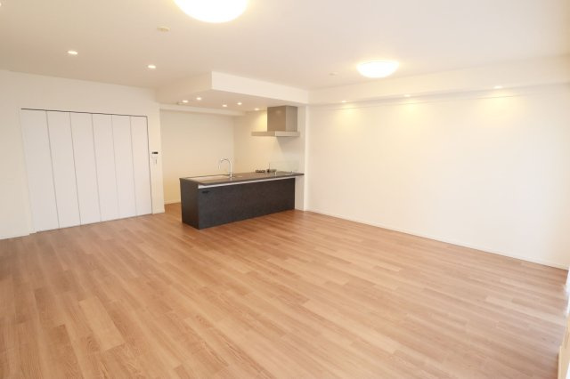 【居間・リビング】 | リベーラガーデンI棟（マリナタワー） | LDKは約23帖の広さ。オープンなカウンターキッチンで空間に広がりがあります