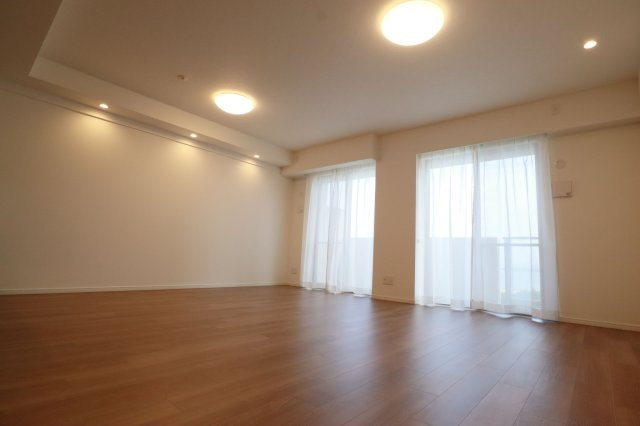 【居間・リビング】 | リベーラガーデンI棟（マリナタワー） | リビングは一部床暖房設置済みで足元から暖かく快適です