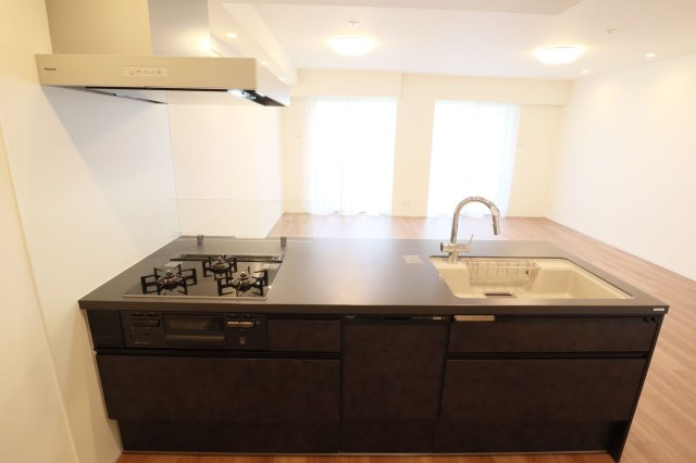 【キッチン】 | リベーラガーデンI棟（マリナタワー） | お料理をしながら会話を楽しめるカウンターキッチンです。食洗機付きで後片付けも楽々