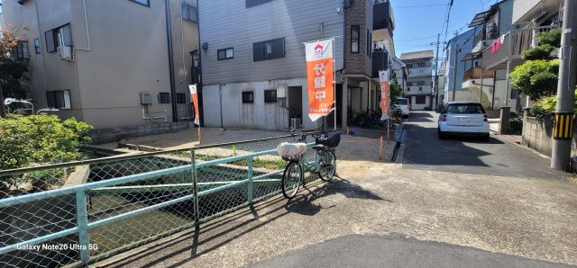 グラッド・タウン宝町の前面道路含む現地写真|東側水路のため陽当り良好