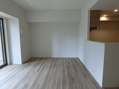 【居間・リビング】 | グランドメゾン上町台レジデンスタワー | ＬＤＫ約13・2畳　※前回募集時／２０２３年３月の写真