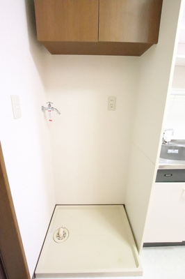 ★上部に収納のある室内洗濯機置場★