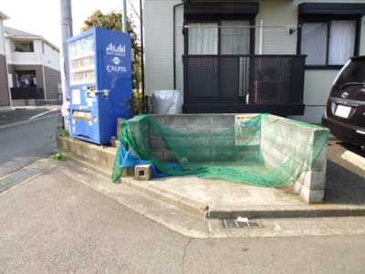 入り口にゴミ捨て場