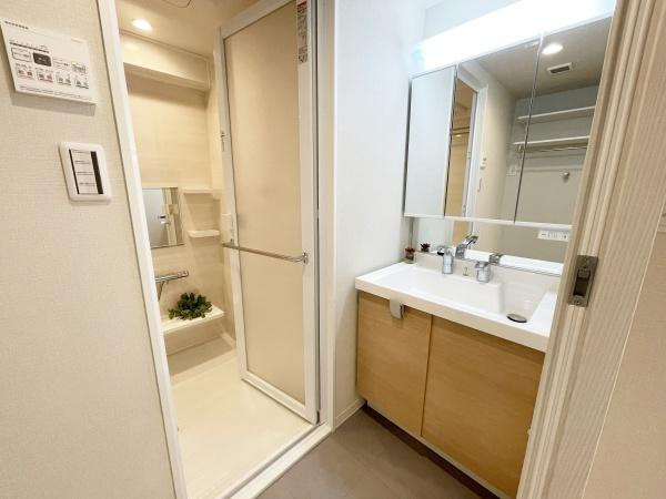 メイツ大森西の独立洗面台|十分な大きさの洗面台は収納力大。身だしなみチェックや歯磨きなど、朝の慌ただしい時間でも余裕とゆとりを感じられます♪
