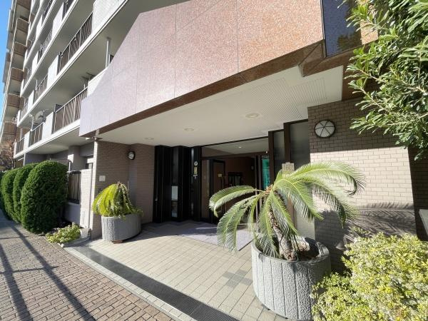 【エントランス】 | メイツ大森西 | 明るい印象のエントランスが皆様を迎え入れます。管理体制がしっかりしていることがうかがえる綺麗なエントランスです。