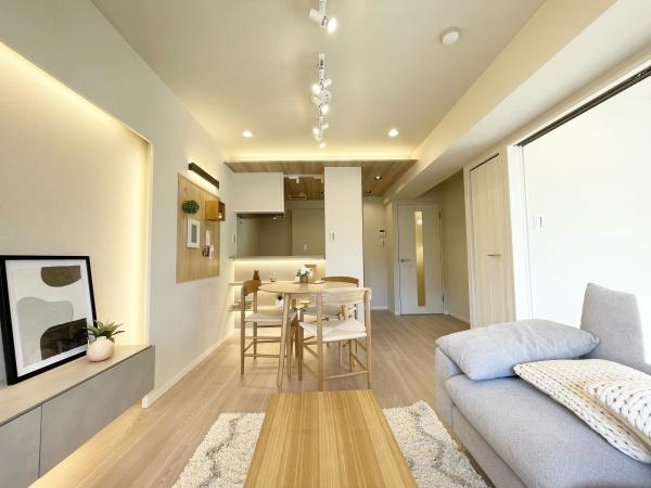 【居間・リビング】 | メイツ大森西 | 白が基調の清潔感のあるリビング