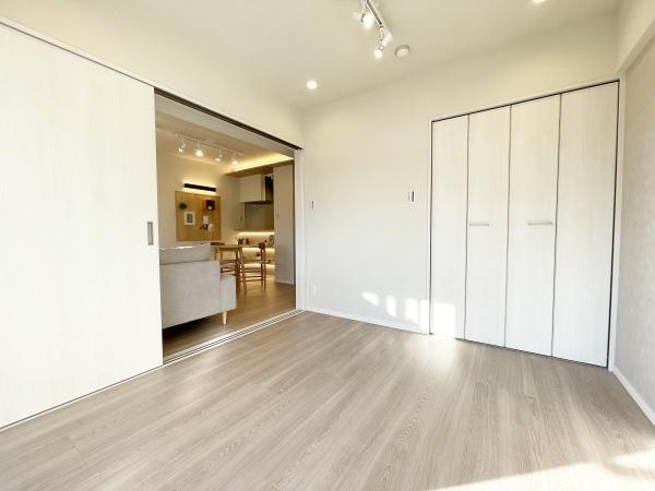 【洋室】 | メイツ大森西 | スライドウォールを開放すると広々お使いいただけます♪