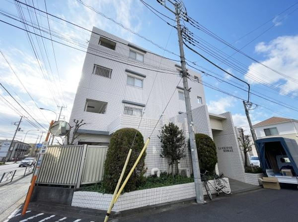 【外観】 | ラヴィドール狛江 | 日が当たり、あたたかながらもスタイリッシュなたたずまいです！