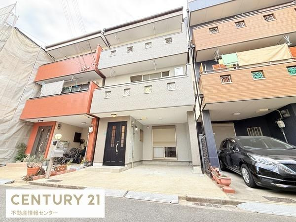 【外観】 | 南市岡１丁目　中古戸建 | 平成17年4月築の鉄骨３階建のリフォーム済戸建！ハイルーフ車・大型車も駐車可能な駐車スペースも魅力的！
即日内見可能ですので、お気軽にお問い合わせください。