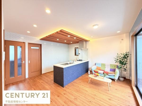 【居間・リビング】 | 南市岡１丁目　中古戸建 | ２階にリビングがございます。クロスの色使いが床材と併せており、オシャレな仕上がりに！キッチン奥に、洗面・お風呂があり、水回り導線が２階一直線です！