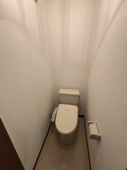 【トイレ】 | 第15アベニュー | 写真は同タイプの別のお部屋のものです。