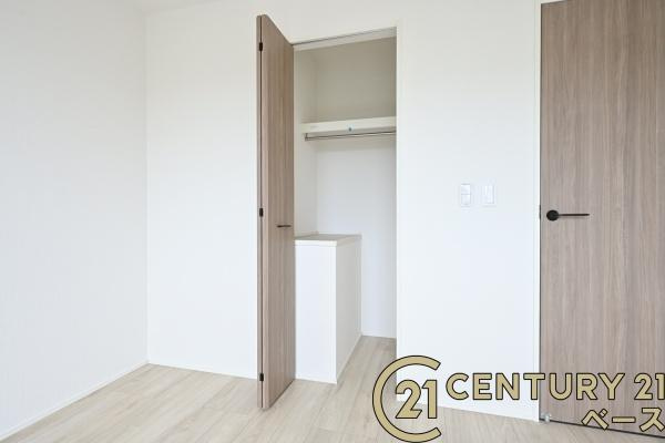リナージュ菖蒲町 ２号棟 ／新築一戸建の収納|■収納スペース付きで整理整頓も楽々！