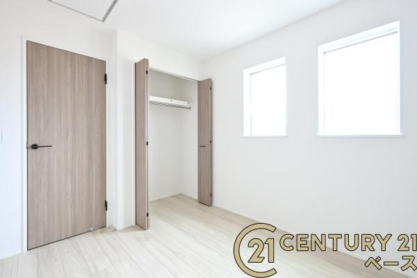 リナージュ菖蒲町 ２号棟 ／新築一戸建の収納|■広々としたウォークインクローゼットを完備！大きな荷物も楽々収納！
