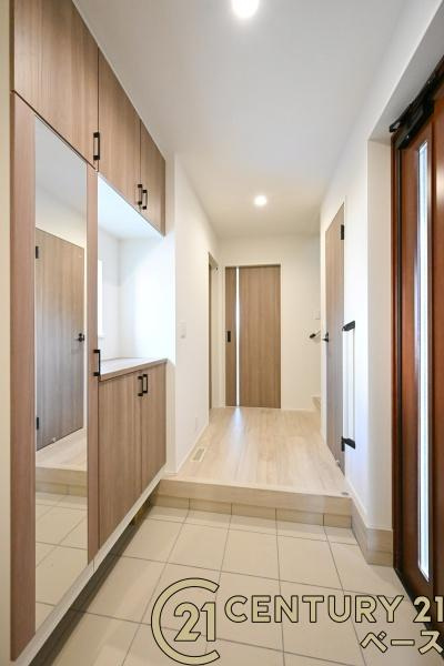 リナージュ菖蒲町 ２号棟 ／新築一戸建の玄関|■玄関には大容量シューズボックス完備！■