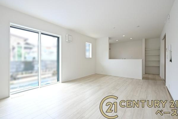 リナージュ菖蒲町 ２号棟 ／新築一戸建の居間・リビング|■現地撮影写真■ご家族でくつろいでいただける広々したリビングです！