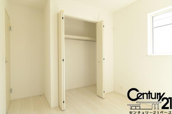 リナージュ菖蒲町 ２号棟 ／新築一戸建の内観：施工例|■冬物のコートや季節ものなど、たっぷり収納可能！■
