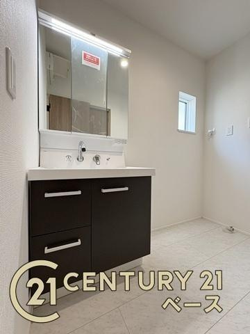 リナージュ菖蒲町 ２号棟 ／新築一戸建の内観：施工例|■三面鏡タイプのミラーキャビネット！収納スペースも豊富です！■