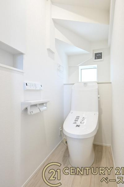 リナージュ菖蒲町 ２号棟 ／新築一戸建のトイレ|■１・２階ともに『節水省エネ仕様シャワートイレ』を採用しています！■