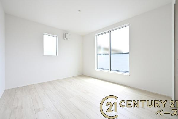 リナージュ菖蒲町 ２号棟 ／新築一戸建の洋室|■バルコニーに面した開放感のあるお部屋です！