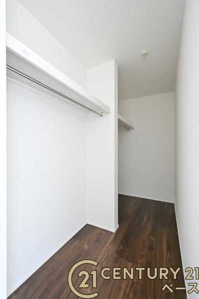 リナージュ菖蒲町 １号棟 ／新築一戸建の収納|■広々としたウォークインクローゼットを完備！大きな荷物も楽々収納！