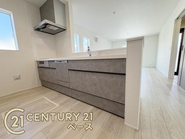 リナージュ菖蒲町 １号棟 ／新築一戸建の内観：施工例|■キッチンパネルは油などの汚れが付着しにくく、毎日のお手入れが簡単なので清潔なキッチンが保てます！■