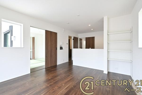 リナージュ菖蒲町 １号棟 ／新築一戸建の居間・リビング|■現地撮影写真■暖かみある居心地の良い空間が広がります！