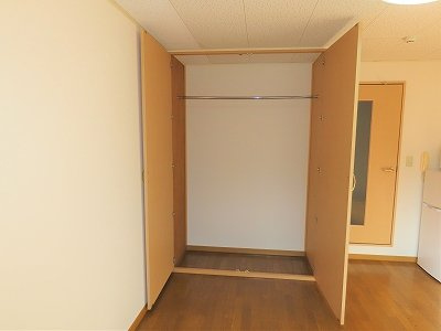 レオパレスファーストステージＳの内装|居間に大きい収納スペースがあります