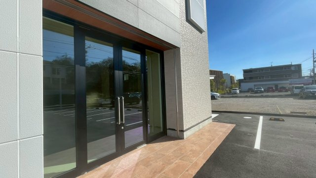 長久手貸テナントビルのエントランス