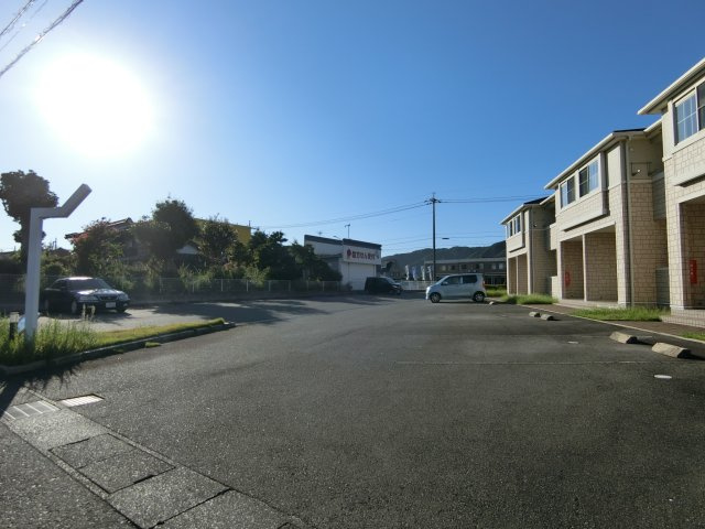 アース・カラーの駐車場