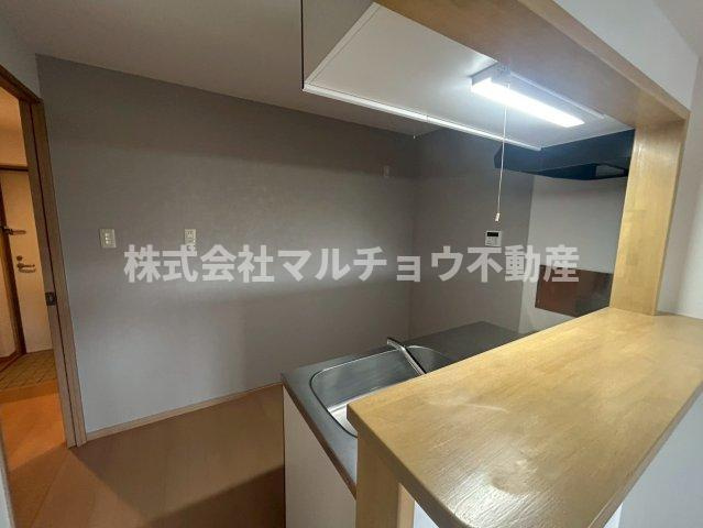 フィオーレのキッチン|カウンターがあり料理の配膳にも便利です