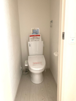 【トイレ】 | Terrechez堺市北区南花田町1期　1号棟 | 温水洗浄便座付きのトイレで、寒い季節でも温かい便座で身体が冷えることなく座ることができます。