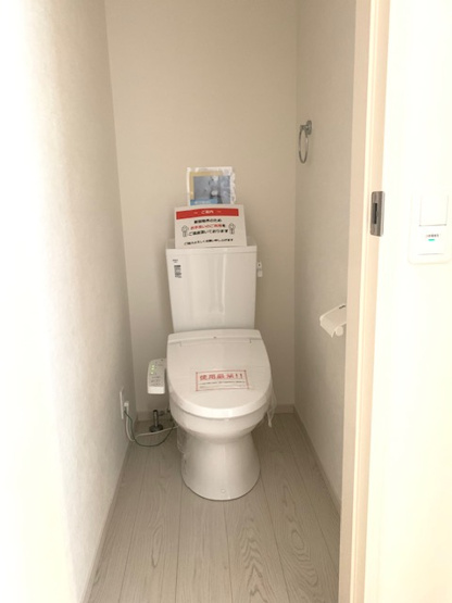 【トイレ】 | Terrechez堺市北区南花田町1期　1号棟 | 温水洗浄便座付きのトイレで、寒い季節でも温かい便座で身体が冷えることなく座ることができます。