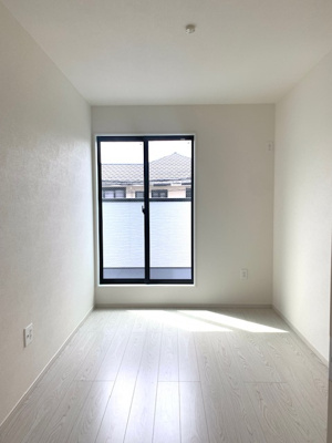 【洋室】 | Terrechez堺市北区南花田町1期　1号棟 | 5帖の洋室！個室は2階に集約し、家族それぞれのプライバシーを確保。2部屋続きの西向きバルコニーが備わっています。