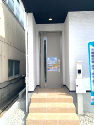 【玄関】 | Terrechez堺市北区南花田町1期　1号棟 | 屋根付きのポーチで雨天時も鍵の開閉や荷下ろしもラクラク！内覧をご希望の際はお気軽にお電話ください。