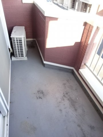 メゾン・ド・Ｙ．Ｎ．Ｉ　Ⅰのバルコニー|外からの目が気にならないバルコニーで洗濯物が干せます