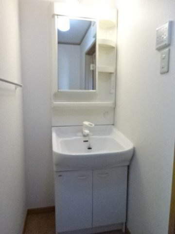 メゾン・ド・Ｙ．Ｎ．Ｉ　Ⅰの洗面所|明るい洗面所です