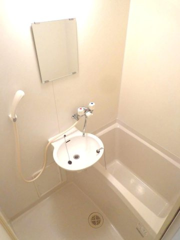 レオパレスソレーユの浴室|コンパクトで使いやすいお風呂です