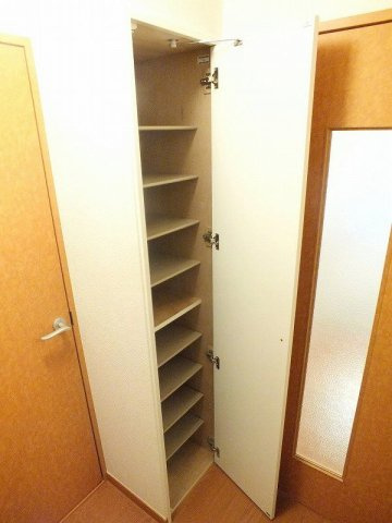 レオパレス英俊Ｃの玄関|下駄箱