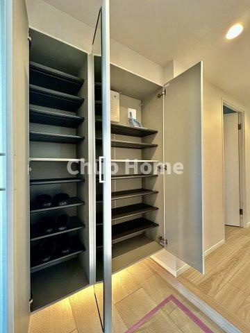 サングランデ桜橋の玄関|【玄関】玄関には大型のシューズクローゼットを設置しておりますのでいつでもスッキリりとした空間を保てます。玄関周りを清潔に使うのはとても大事なことですよね。