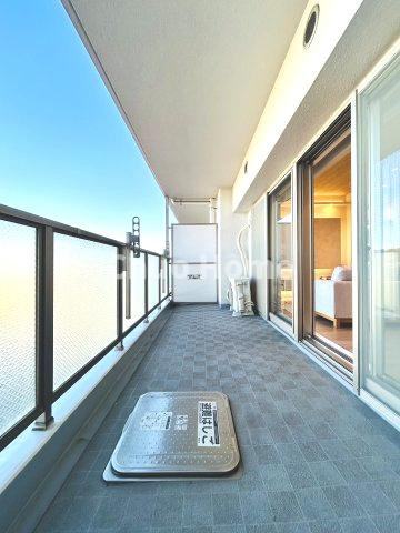 サングランデ桜橋のバルコニー|【バルコニー】幅もあって、奥行きもあるゆとりのバルコニー。洗濯物を干したり乾かしたりだけでなく、ただ出てみるだけでも気持ちいいですよ。